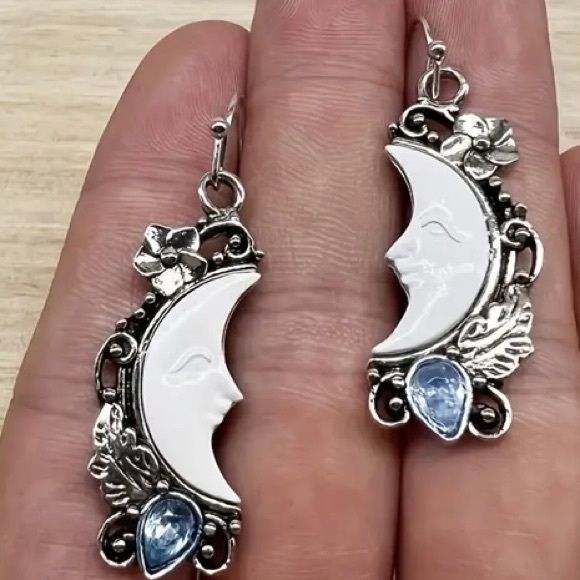 NIP Moon Face Flower Leaf Design With Blue Shiny Zirconia Dangle Earrings - Picture 3 of 5